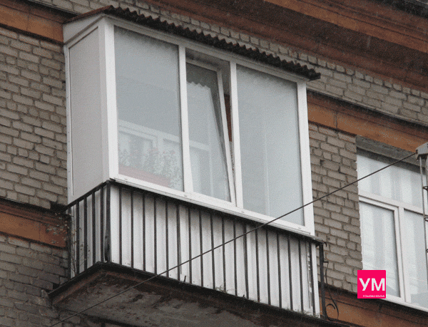 В сталинском кирпичном доме трёхметровый балкон остеклён пластиковыми окнами. Балкон на последнем этаже, сверху установлена крыша. 