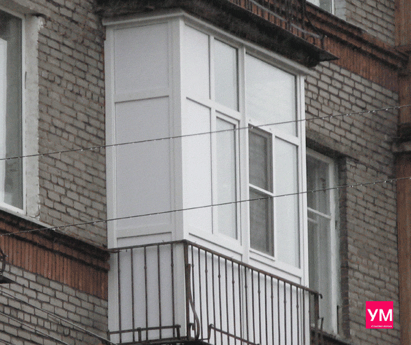 Балкон остеклён пластиковыми конструкциями с утеплением. Перила не срезаны, они усиливают плиту.