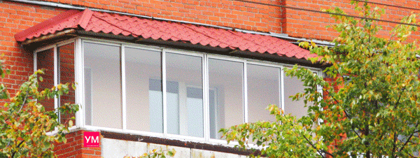 Установлена двускатная крыша из металлочерепицы на баклоне остеклённом алюминиевыми раздвижными окнами