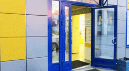 Двустворчатая входная алюминиевая дверь с фрамугой, синего цвета