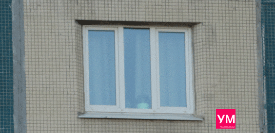 Пластиковое трёхстворчатое окно шириной 1700 и высотой 1420 мм. в доме 137 серии. После установки. Две створки, справа и слева, открываются, в центре глухая. Белого цвета.