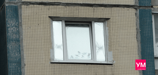 Пластиковое трёхстворчатое окно шириной 1700 и высотой 1420 мм. в доме 137 серии. После установки. Одна створка в центре поворотно-откидная, по бокам глухие. Белого цвета.