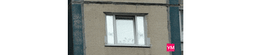 Фото установленного трёхстворчатого пластикового окна  шириной 1700 и высотой 1420 в доме 137 серии, где открывается только одна створка в центре.