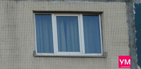 Пластиковое трёхстворчатое окно шириной 2000 и высотой 1420 мм. в доме 137 серии. После установки. В центре поворотно-откидная створка, по бокам глухие. Белого цвета.