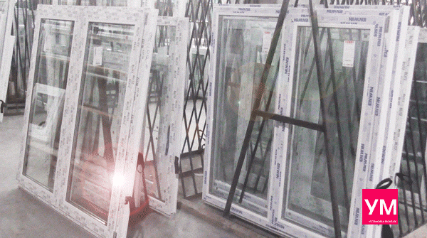 Белые пластиковые окна в цеху на производстве, сделаны из разных профильных систем для установки в доме 137 серии. Разные по цене.