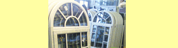 Арочные окна белого цвета с декором, в цеху 