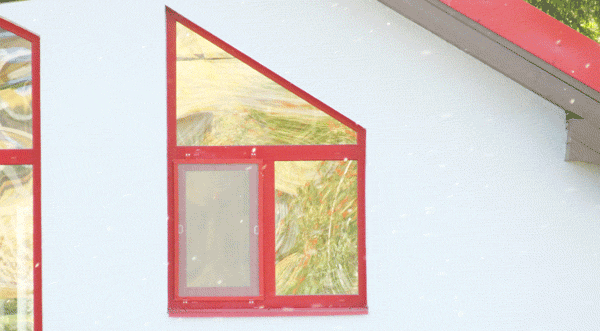 Трапециевидное окно выполнено в красном цвете