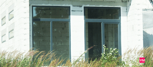 Два пластиковых окна окна установлены в загородном доме из газоблока. Профиля покрашены чёрной краской