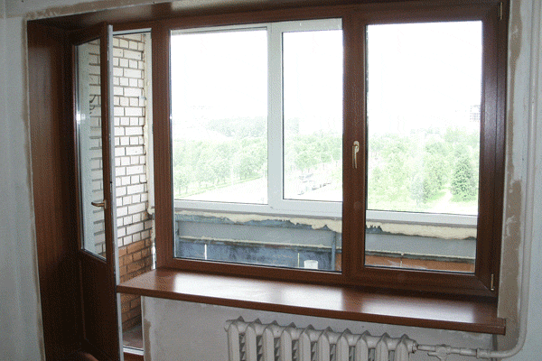 Установленная балконная пара, окно и дверь в ламинации. В типовой квартире.