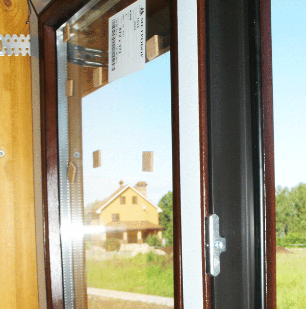 Ламинированное пластиковое окно. Профиль окна в массе, коричневого цвета.