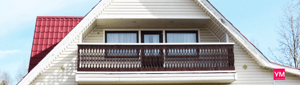 Дверь и два окна по сторонам в коричневом цвете. Установлены на балконе дачного дома.