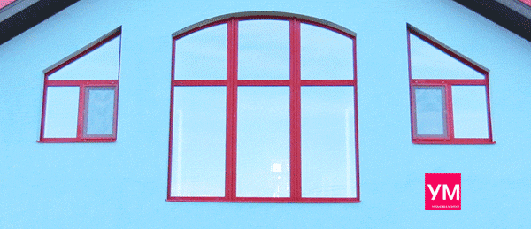 Нестандартные пластиковые окна покрашены в красный цвет. Установлены в загородном доме.