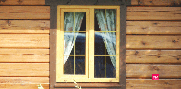 Пластиковое окно покрашенное бежевой краской. Шпросы золотого цвета в стеклопакетах дополняют красоту окна