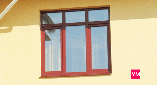 Трёхстворчатое пластиковое окно с фрамугой покрашено коричневой краской