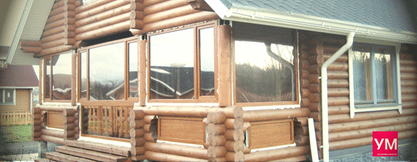 Первый этаж деревянного коттеджа остеклён панорамными окнами из пластика