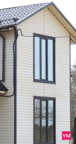 Пластиковые панорамные окна высотой в этаж, от пола до потолка, установлены в загородном доме. 