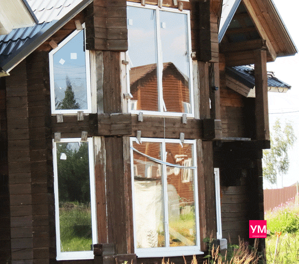 В доме из профилированного бруса установленны большие панорамные окна из пластиковых профилей