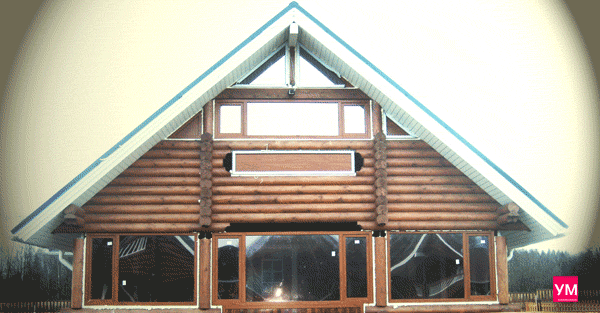 Бревенчатый загородный дом, утеплённый, с установленными пластиковыми окнами цветом золотой дуб.