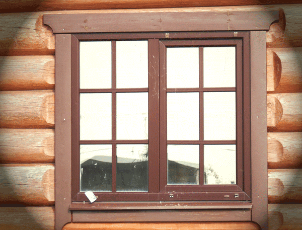 Пластиковое окно покрашено красно-коричневой краской. Украшено декором, декоративной накладкой покрашенной в этот же цвет.