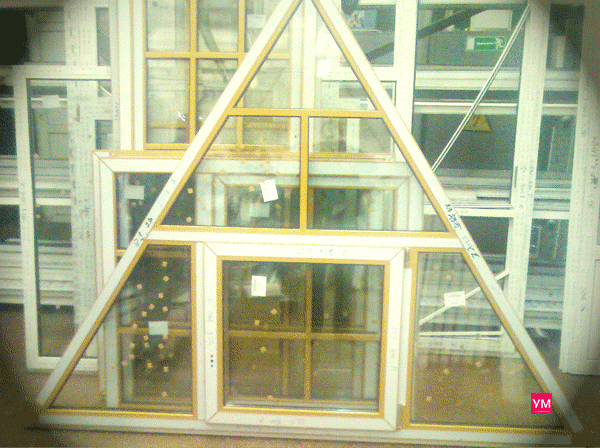 Треугольное окно со створкой. Цветное, ламинированное. С применением декора, пластиковых накладок.