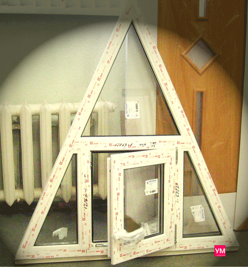 Треугольное окно из пластика белого цвета с установленной внутри открывающейся створкой