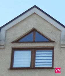 Треугольное пластиковое окно установлено над прямоугольным, образуя единую композицию. В коричневом цвете.