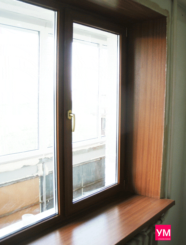 Пластиковое окно ламинировано под дерево и установлено в типовой квартире