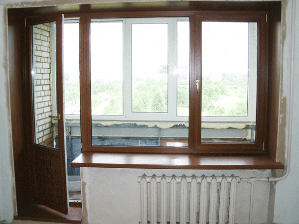 Ламинированная балконная дверь и окно. Установлены с откосами и подоконником. Всё в одном цвете.