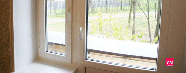 Балконная пластиковая пара, одностворчатое окно с дверью, белого цвета, установленная в типовом панельном доме