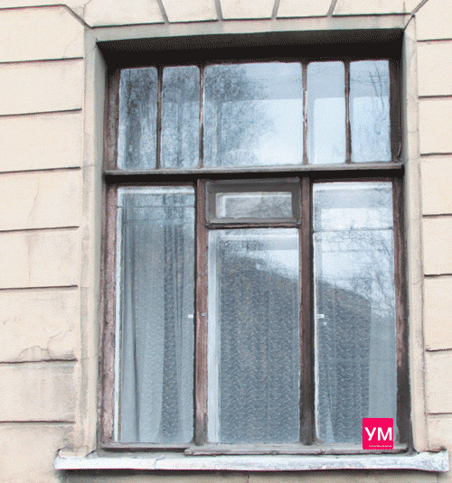 Трёхстворчатое окно с фрамугой и расстекловкой. Врезная форточка в средней створке