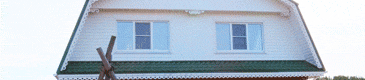 Белые трехстворчатые пластиковые окна с москитными сетками установлены в дачном доме