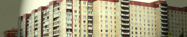 Многоэтажный дом в Санкт-Петербурге. Много где поменяны окна на новые, пластиковые.