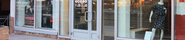 В магазине установлены серые алюминиевые входные двери
