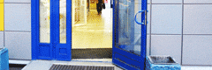Установлена синяя алюминиевая входная дверь