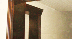 Установлена широкая прямоугольная арка, покрашенная в коричневый цвет