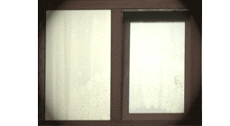Двухстворчатое раздвижное окно цвета тёмный дуб. Тёплое, со стеклопакетом. Сворка в откинутом состоянии.