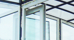 Пластиковое белое раздвижное окно с прижимом
