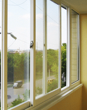 Трёхстворчатое раздвижное окно Слайдорс установлено в кирпичном доме. 