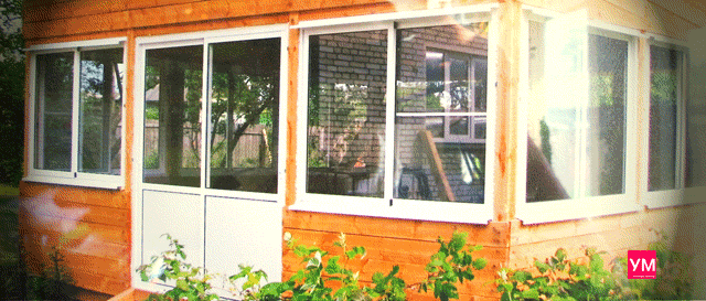 Установлены белые раздвижные двухстворчатые окна и дверной блок на веранде