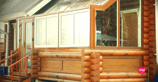 Остеклённая веранда. Установлены раздвижные белые окна и металлопластиковая дверь цвета золотой дуб