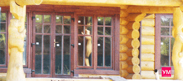 Пластиковые двери и окна с расстекловкой в едином стиле. Профиль и декор коричневого цвета со стеклопакетами.