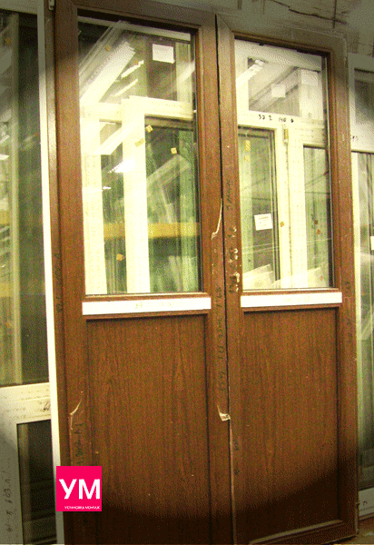 Двустворчатая входная ламинированная пластиковая дверь со штульповым соединением. С однокамерным стеклопакетом. В цвете Махагон.
